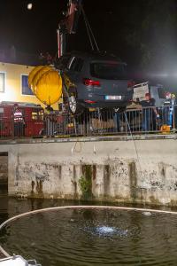 Pkw stürzt in den Stausee Ottenstein - Zwei Personen retten sich aus dem sinkenden Fahrzeug