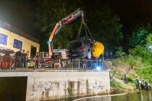 Pkw stürzt in den Stausee Ottenstein - Zwei Personen retten sich aus dem sinkenden Fahrzeug