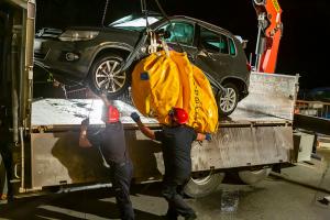 Pkw stürzt in den Stausee Ottenstein - Zwei Personen retten sich aus dem sinkenden Fahrzeug