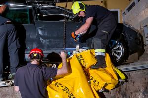 Pkw stürzt in den Stausee Ottenstein - Zwei Personen retten sich aus dem sinkenden Fahrzeug
