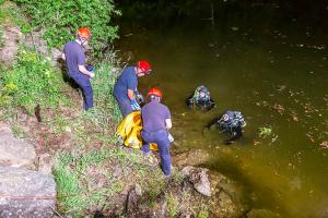 Pkw stürzt in den Stausee Ottenstein - Zwei Personen retten sich aus dem sinkenden Fahrzeug