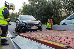 Auffahrunfall auf der B3 - Pkw mit Achsbruch von der Feuerwehr geborgen