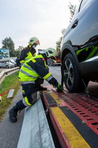 Auffahrunfall auf der B3 - Pkw mit Achsbruch von der Feuerwehr geborgen
