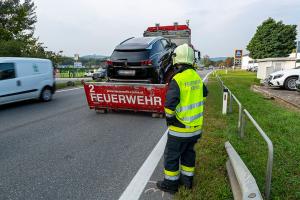 Auffahrunfall auf der B3 - Pkw mit Achsbruch von der Feuerwehr geborgen