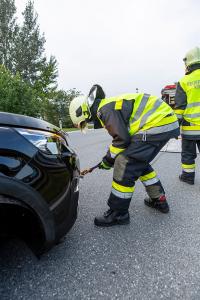 Auffahrunfall auf der B3 - Pkw mit Achsbruch von der Feuerwehr geborgen