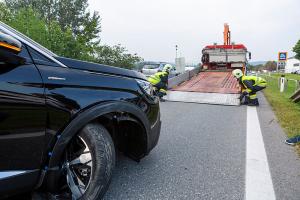Auffahrunfall auf der B3 - Pkw mit Achsbruch von der Feuerwehr geborgen