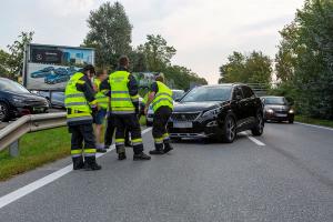 Auffahrunfall auf der B3 - Pkw mit Achsbruch von der Feuerwehr geborgen