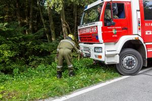 Pkw kommt von der Straße ab und landet im Bach