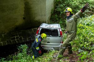 Pkw kommt von der Straße ab und landet im Bach