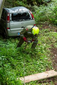 Pkw kommt von der Straße ab und landet im Bach