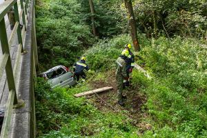 Pkw kommt von der Straße ab und landet im Bach