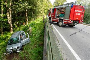 Pkw kommt von der Straße ab und landet im Bach