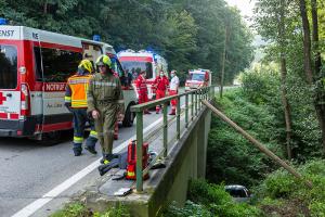 Pkw kommt von der Straße ab und landet im Bach