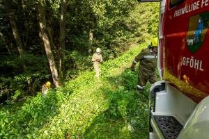 Pkw kommt von der Straße ab und landet im Bach