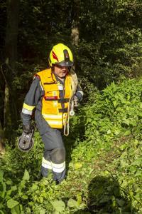 Pkw kommt von der Straße ab und landet im Bach