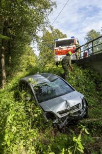 Pkw kommt von der Straße ab und landet im Bach