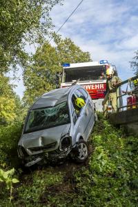 Pkw kommt von der Straße ab und landet im Bach