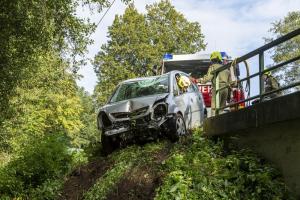Pkw kommt von der Straße ab und landet im Bach