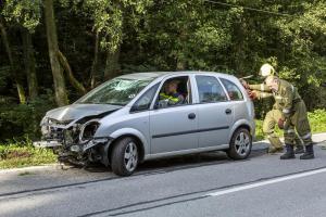 Pkw kommt von der Straße ab und landet im Bach