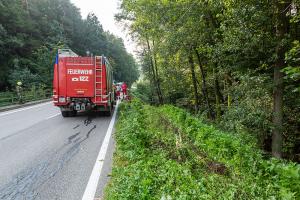 Pkw kommt von der Straße ab und landet im Bach
