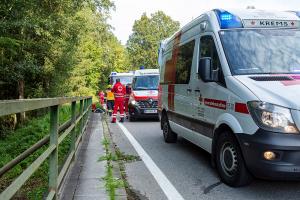 Pkw kommt von der Straße ab und landet im Bach