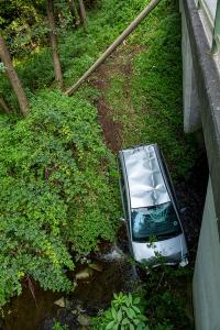Pkw kommt von der Straße ab und landet im Bach