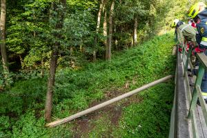 Pkw kommt von der Straße ab und landet im Bach