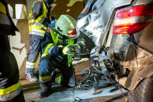 Pkw fährt auf der B37a in zwei Unfallfahrzeuge