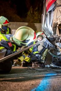 Pkw fährt auf der B37a in zwei Unfallfahrzeuge