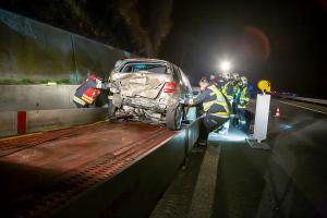 Pkw fährt auf der B37a in zwei Unfallfahrzeuge