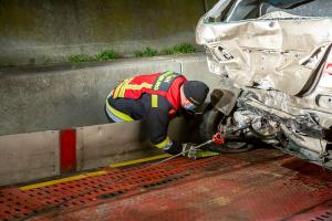 Pkw fährt auf der B37a in zwei Unfallfahrzeuge