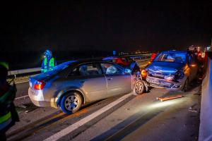 Pkw fährt auf der B37a in zwei Unfallfahrzeuge
