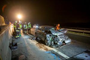 Pkw fährt auf der B37a in zwei Unfallfahrzeuge