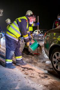 Pkw fährt auf der B37a in zwei Unfallfahrzeuge