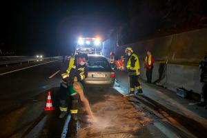 Pkw fährt auf der B37a in zwei Unfallfahrzeuge