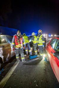 Pkw fährt auf der B37a in zwei Unfallfahrzeuge