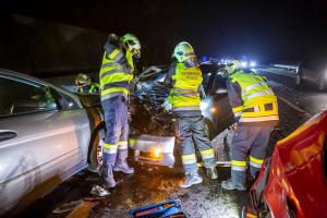 Pkw fährt auf der B37a in zwei Unfallfahrzeuge