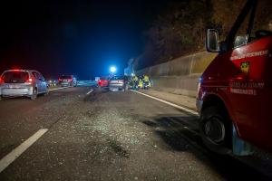 Pkw fährt auf der B37a in zwei Unfallfahrzeuge