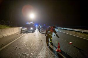 Pkw fährt auf der B37a in zwei Unfallfahrzeuge