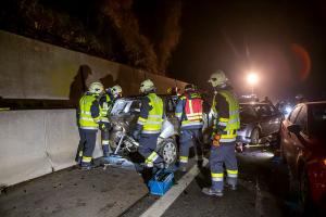 Pkw fährt auf der B37a in zwei Unfallfahrzeuge