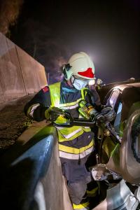 Pkw fährt auf der B37a in zwei Unfallfahrzeuge