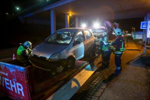 Kleinwagen rammt auf der B35 ein Verkehrszeichen