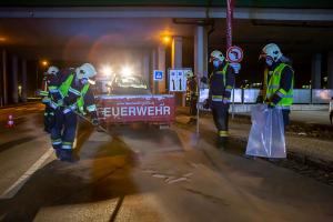 Kleinwagen rammt auf der B35 ein Verkehrszeichen