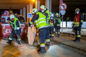 Kleinwagen rammt auf der B35 ein Verkehrszeichen