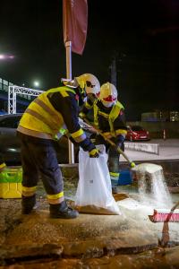 Kleinwagen rammt auf der B35 ein Verkehrszeichen