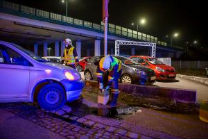 Kleinwagen rammt auf der B35 ein Verkehrszeichen