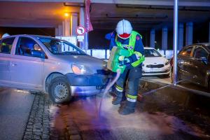 Kleinwagen rammt auf der B35 ein Verkehrszeichen