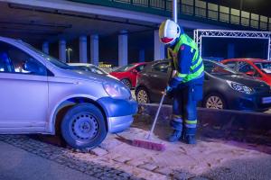 Kleinwagen rammt auf der B35 ein Verkehrszeichen