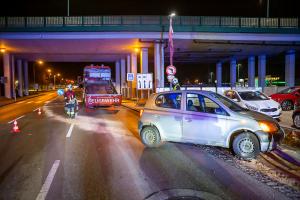 Kleinwagen rammt auf der B35 ein Verkehrszeichen
