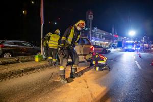 Kleinwagen rammt auf der B35 ein Verkehrszeichen